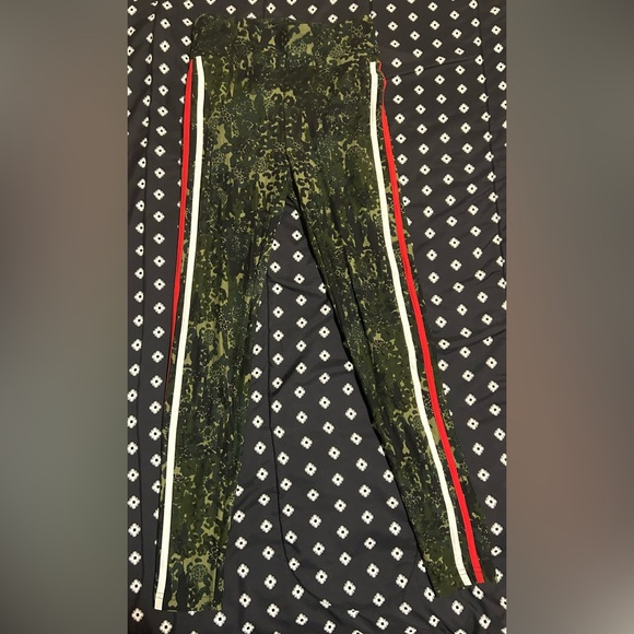No boundaries girls high rise snake pattern leggings w/ red&white stripes-size M - Picture 1 of 4